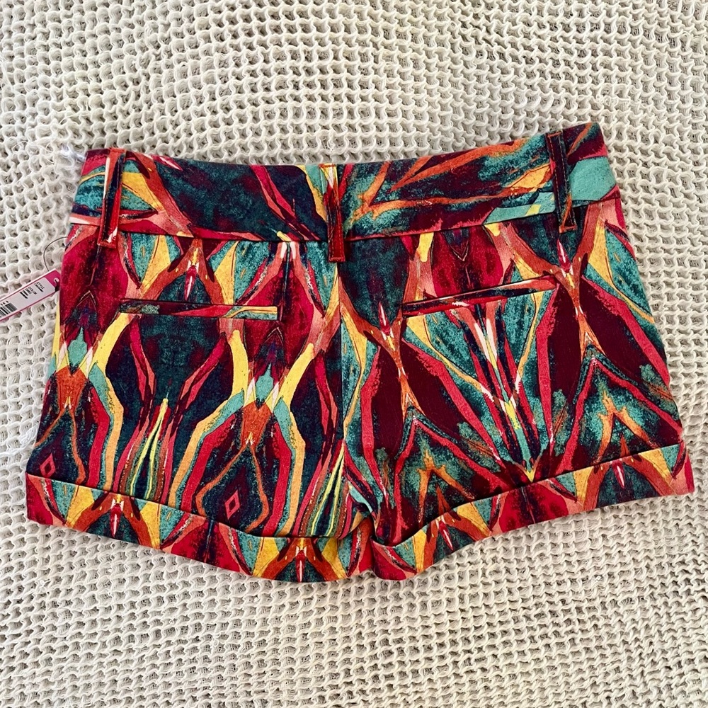 Alice + Olivia Cady Cuff Shorts in Tribal Diamond NWT SZ 4 - Picture 6 of 7